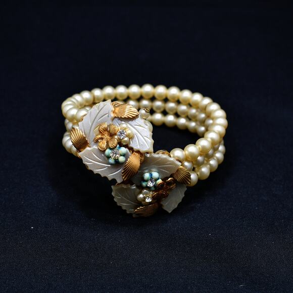 Vintage Faux Pearl Memory Wire Bracelet, Hand Carved Leaves, 1960s - Picture 7 of 10